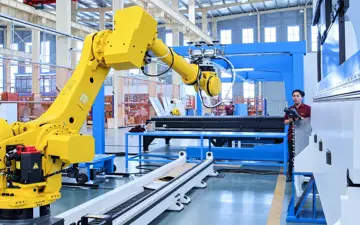 Robot abkant presle çalışırken